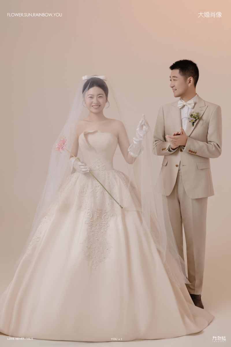 超级甜腻！冯先生奚女士极简棚拍婚纱照、极简棚拍、艾辰、偷偷练过读心术，精准预判每一个想法，细腻到心里、婚纱照