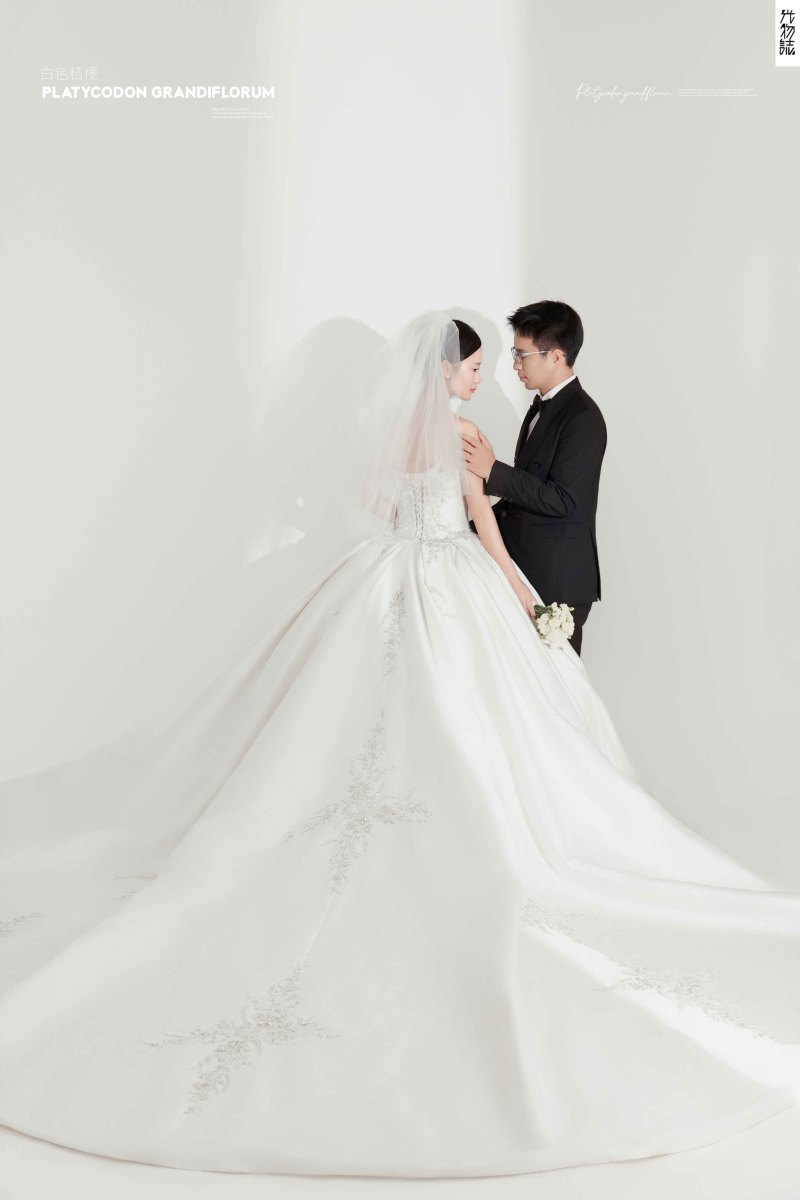 幸福感爆棚张女士极简棚拍婚纱照、极简棚拍、于志尧、光影掌控者、情绪的记录者。唠一唠，欢乐的一天 美美的照片。、婚纱照