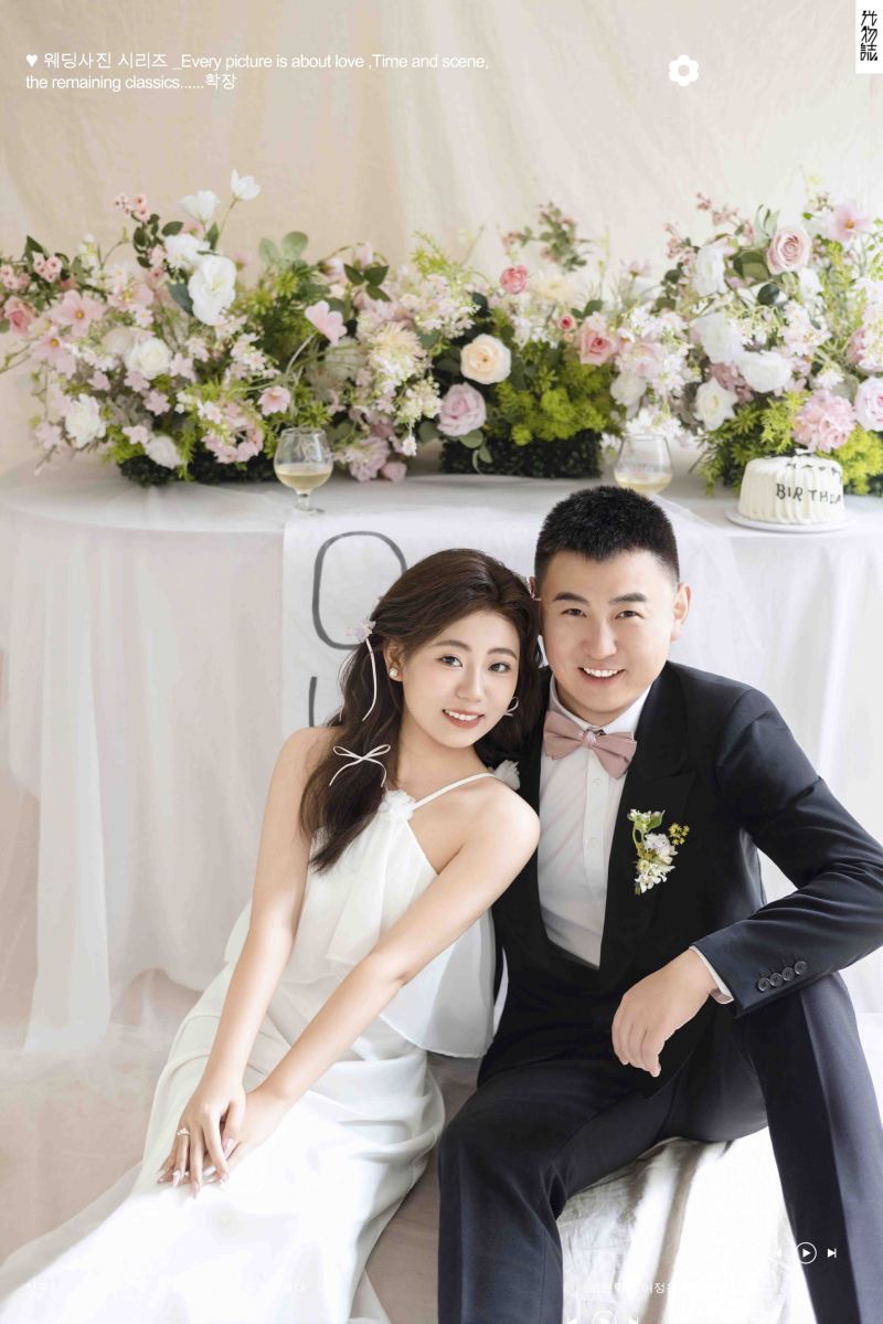 可甜可爱da周先生刘小姐极简棚拍婚纱照、极简棚拍、徐才皓、好像在听单口相声，开心到直不起腰，幸福感MAX、婚纱照