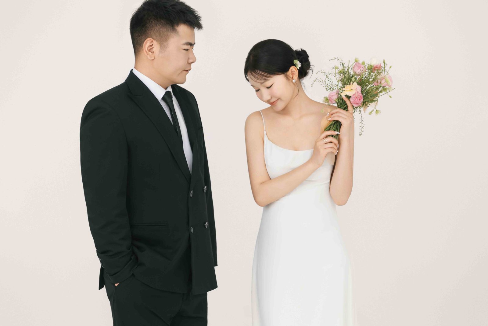 新鲜出炉:)李先生徐女士极简棚拍婚纱照、极简棚拍、正林、眼睛就是测光仪，任何场地都能发挥成MVP、婚纱照