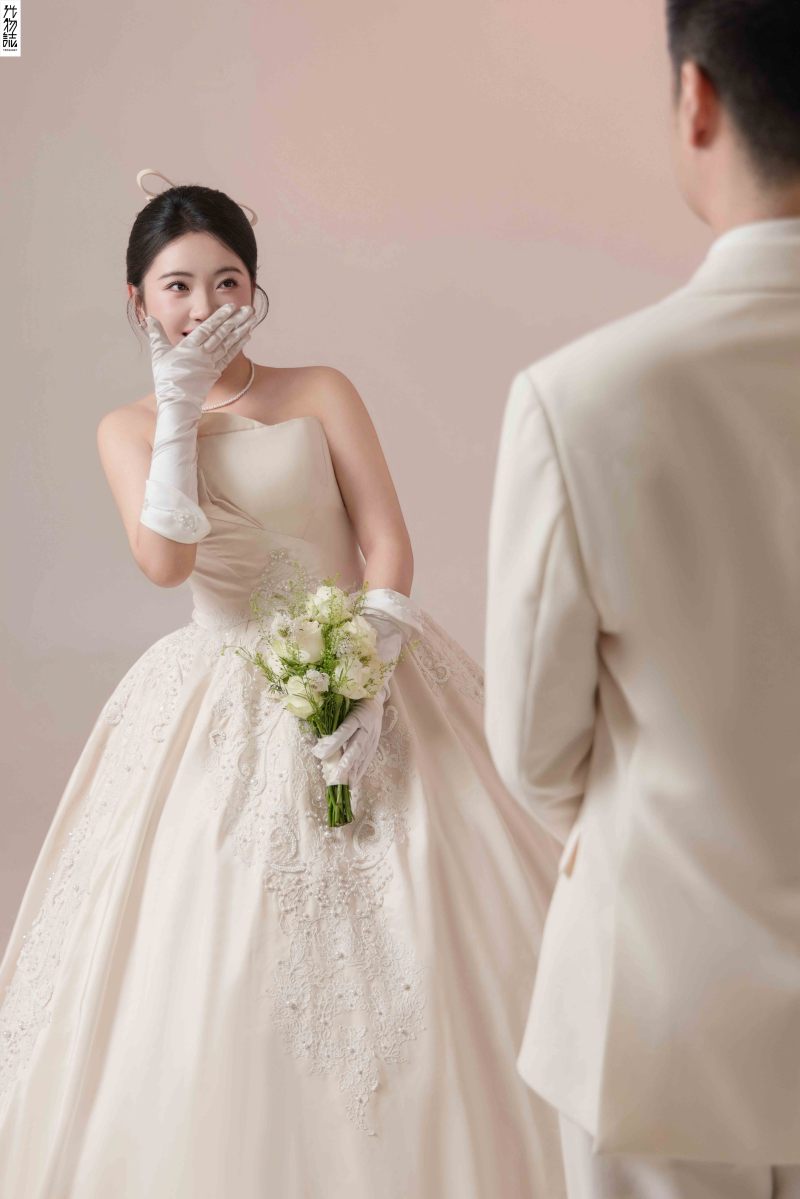 新鲜出炉:)陈先生郑女士极简棚拍婚纱照、极简棚拍、白玛、怀疑是不是修导演系，拍照像电影一样的构图和质感、婚纱照