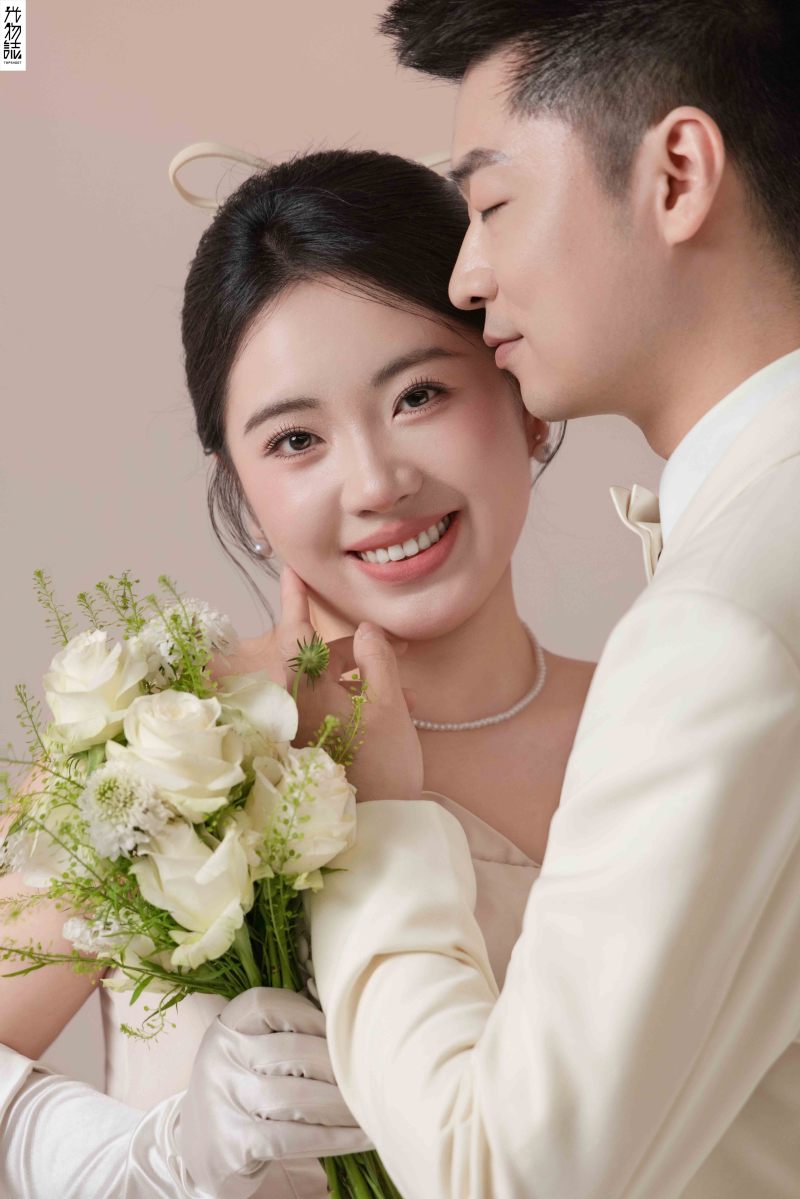 新鲜出炉:)陈先生郑女士极简棚拍婚纱照、极简棚拍、白玛、怀疑是不是修导演系，拍照像电影一样的构图和质感、婚纱照