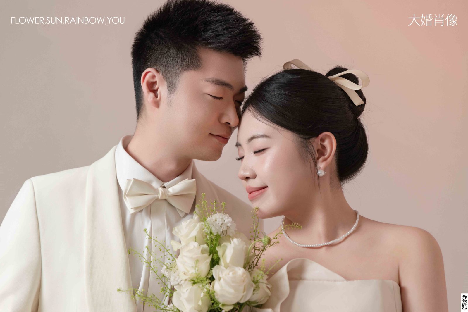 新鲜出炉:)陈先生郑女士极简棚拍婚纱照、极简棚拍、白玛、怀疑是不是修导演系，拍照像电影一样的构图和质感、婚纱照