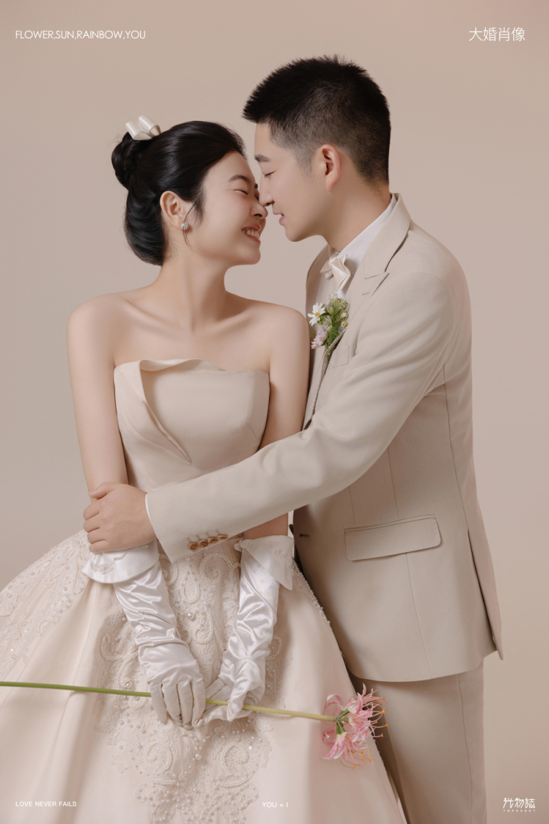 超级甜腻！冯先生奚女士极简棚拍婚纱照、极简棚拍、艾辰、偷偷练过读心术，精准预判每一个想法，细腻到心里、婚纱照