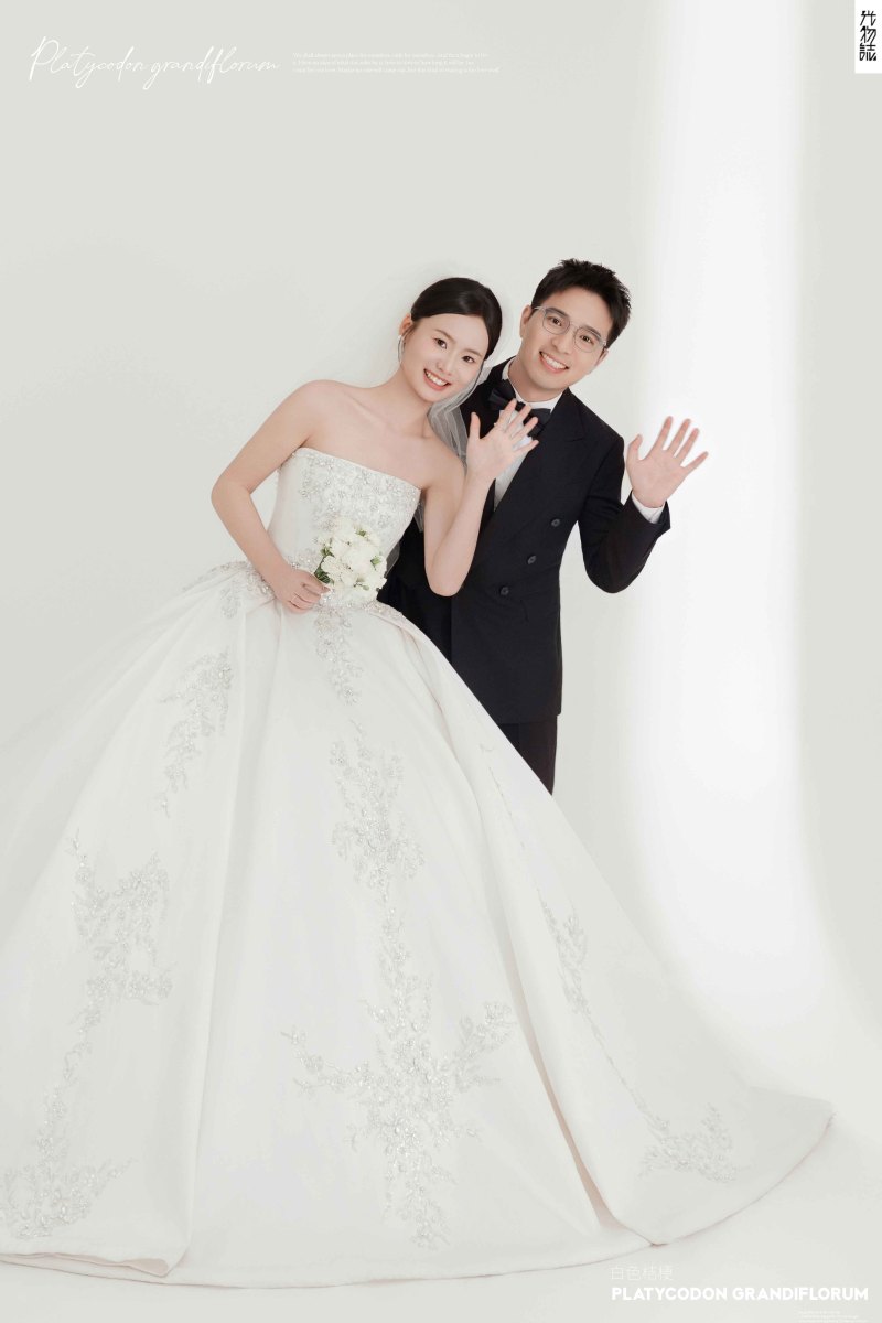 幸福感爆棚张女士极简棚拍婚纱照、极简棚拍、于志尧、光影掌控者、情绪的记录者。唠一唠，欢乐的一天 美美的照片。、婚纱照