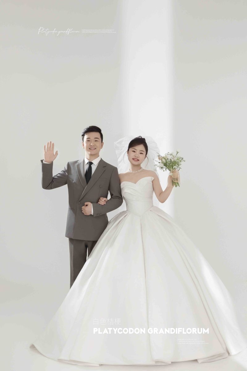 幸福感爆棚杨先生赵女士极简棚拍婚纱照、氛围森系、正林、眼睛就是测光仪，任何场地都能发挥成MVP、婚纱照
