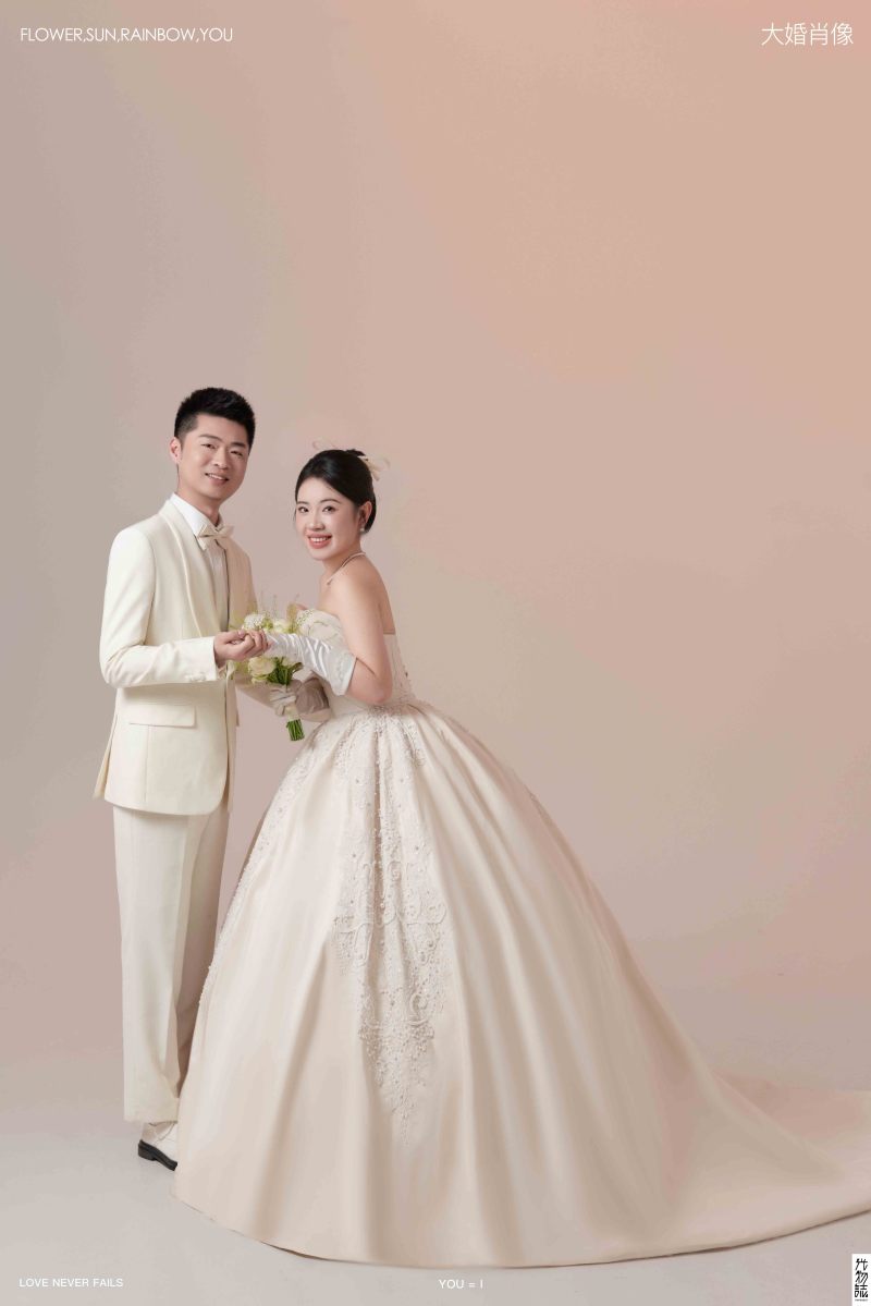 新鲜出炉:)陈先生郑女士极简棚拍婚纱照、极简棚拍、白玛、怀疑是不是修导演系，拍照像电影一样的构图和质感、婚纱照
