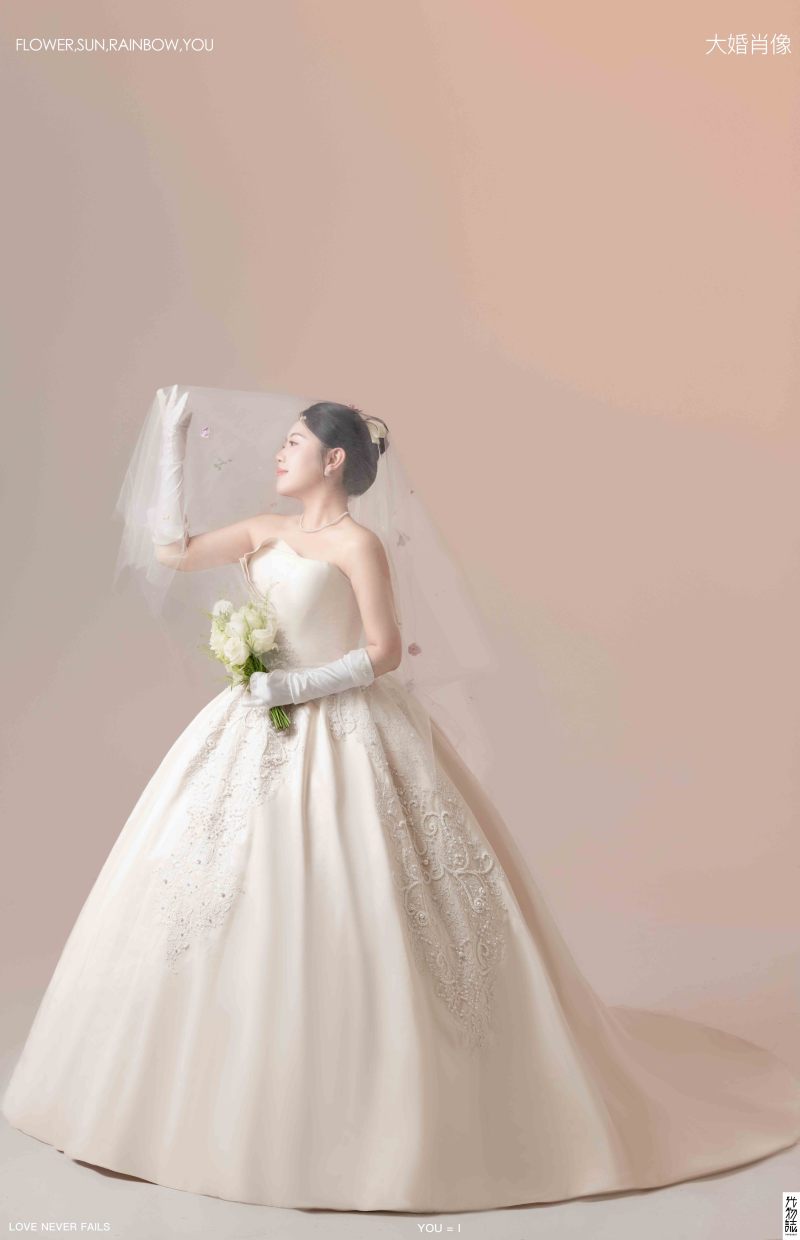 新鲜出炉:)陈先生郑女士极简棚拍婚纱照、极简棚拍、白玛、怀疑是不是修导演系，拍照像电影一样的构图和质感、婚纱照