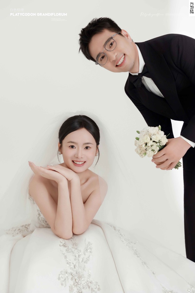 幸福感爆棚张女士极简棚拍婚纱照、极简棚拍、于志尧、光影掌控者、情绪的记录者。唠一唠，欢乐的一天 美美的照片。、婚纱照