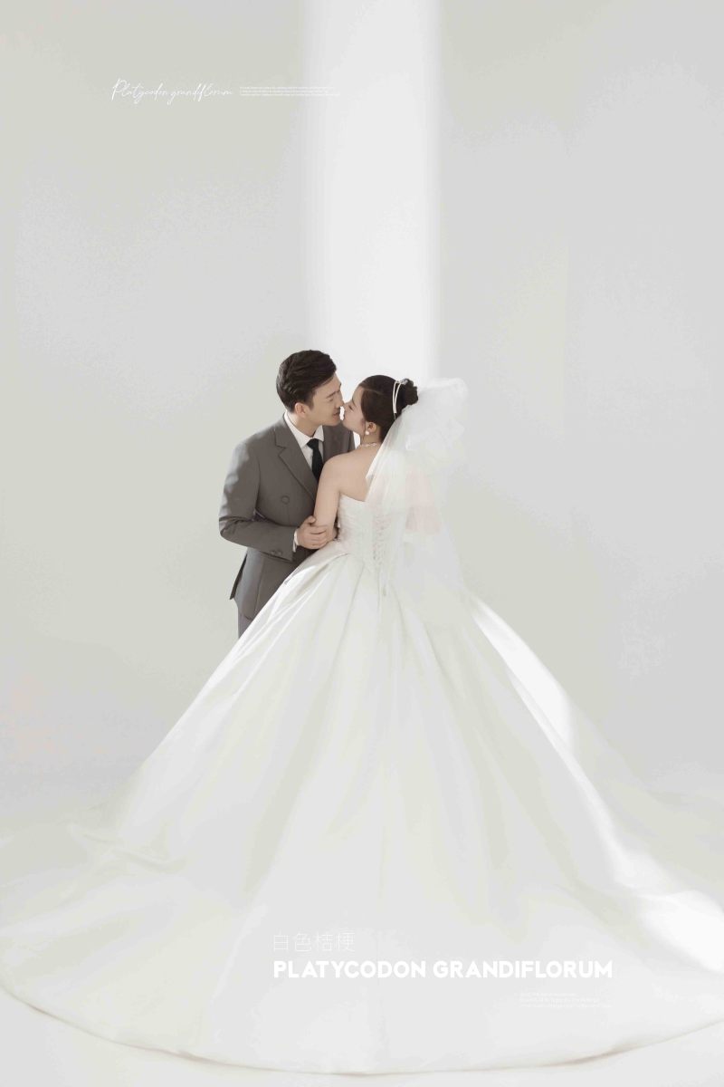 幸福感爆棚杨先生赵女士极简棚拍婚纱照、氛围森系、正林、眼睛就是测光仪，任何场地都能发挥成MVP、婚纱照