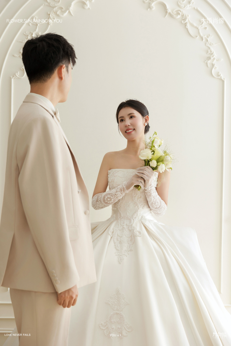 今日婚纱OOTD.张先生李女士极简棚拍婚纱照、极简棚拍、艾辰、偷偷练过读心术，精准预判每一个想法，细腻到心里、婚纱照