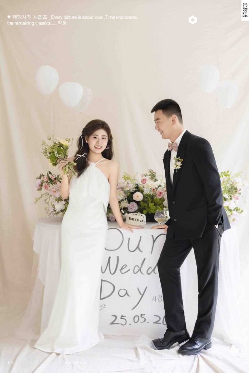 可甜可爱da周先生刘小姐极简棚拍婚纱照、极简棚拍、徐才皓、好像在听单口相声，开心到直不起腰，幸福感MAX、婚纱照