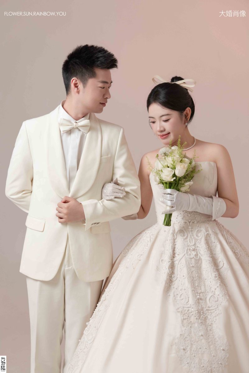 新鲜出炉:)陈先生郑女士极简棚拍婚纱照、极简棚拍、白玛、怀疑是不是修导演系，拍照像电影一样的构图和质感、婚纱照