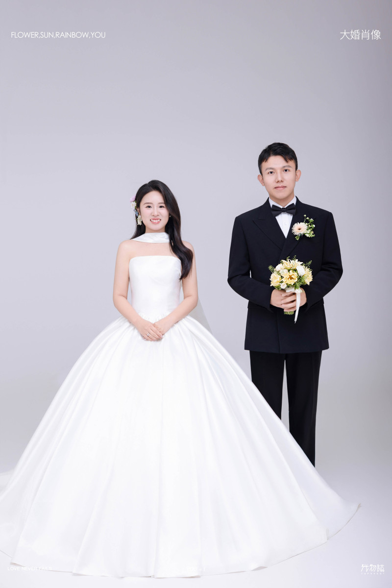 张先生赵女士极简棚拍婚纱照、极简棚拍、毛磊、谁说拍照不能freestyle，创作灵感像吃了炫迈停不下来、婚纱照