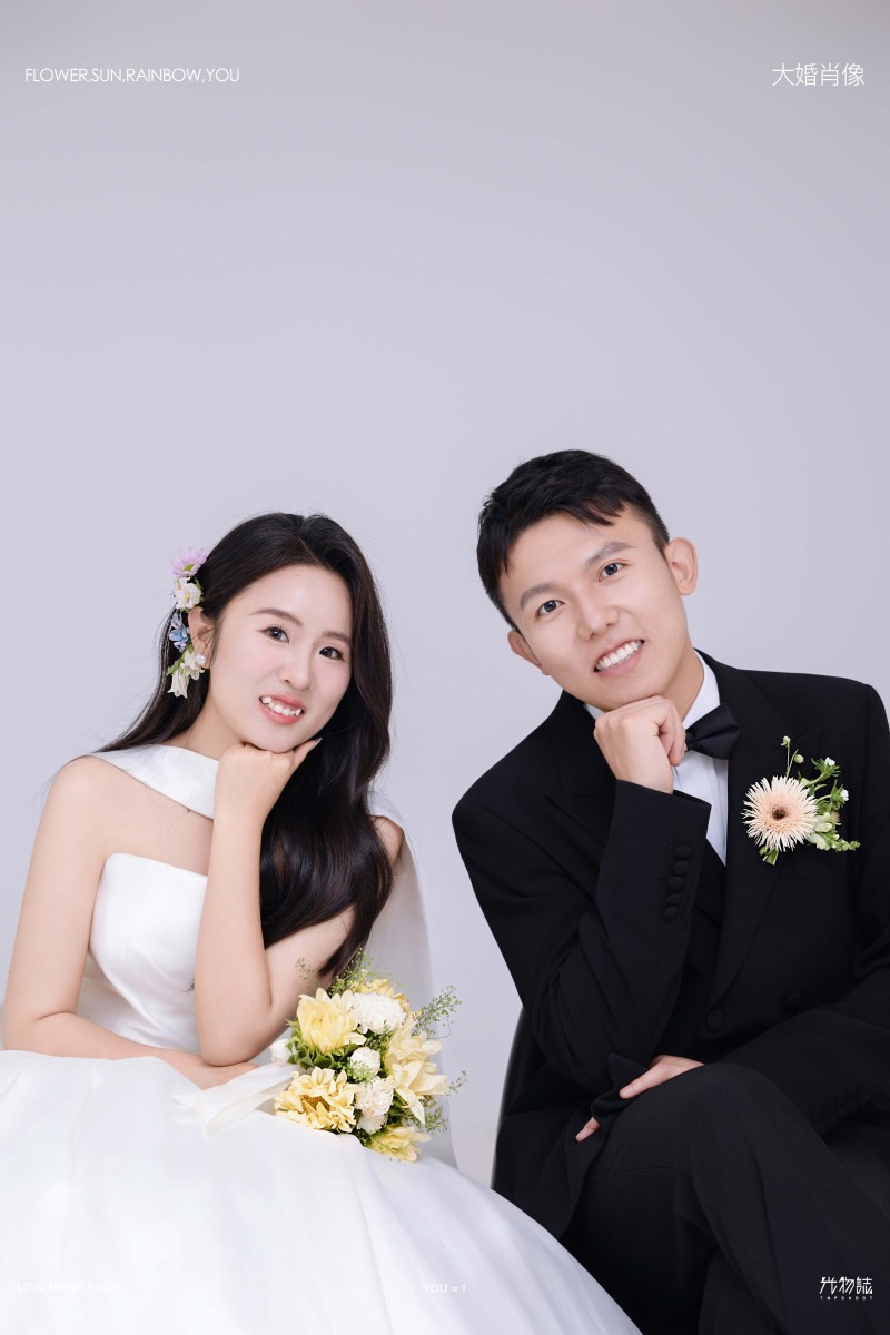 张先生赵女士极简棚拍婚纱照、极简棚拍、毛磊、谁说拍照不能freestyle，创作灵感像吃了炫迈停不下来、婚纱照