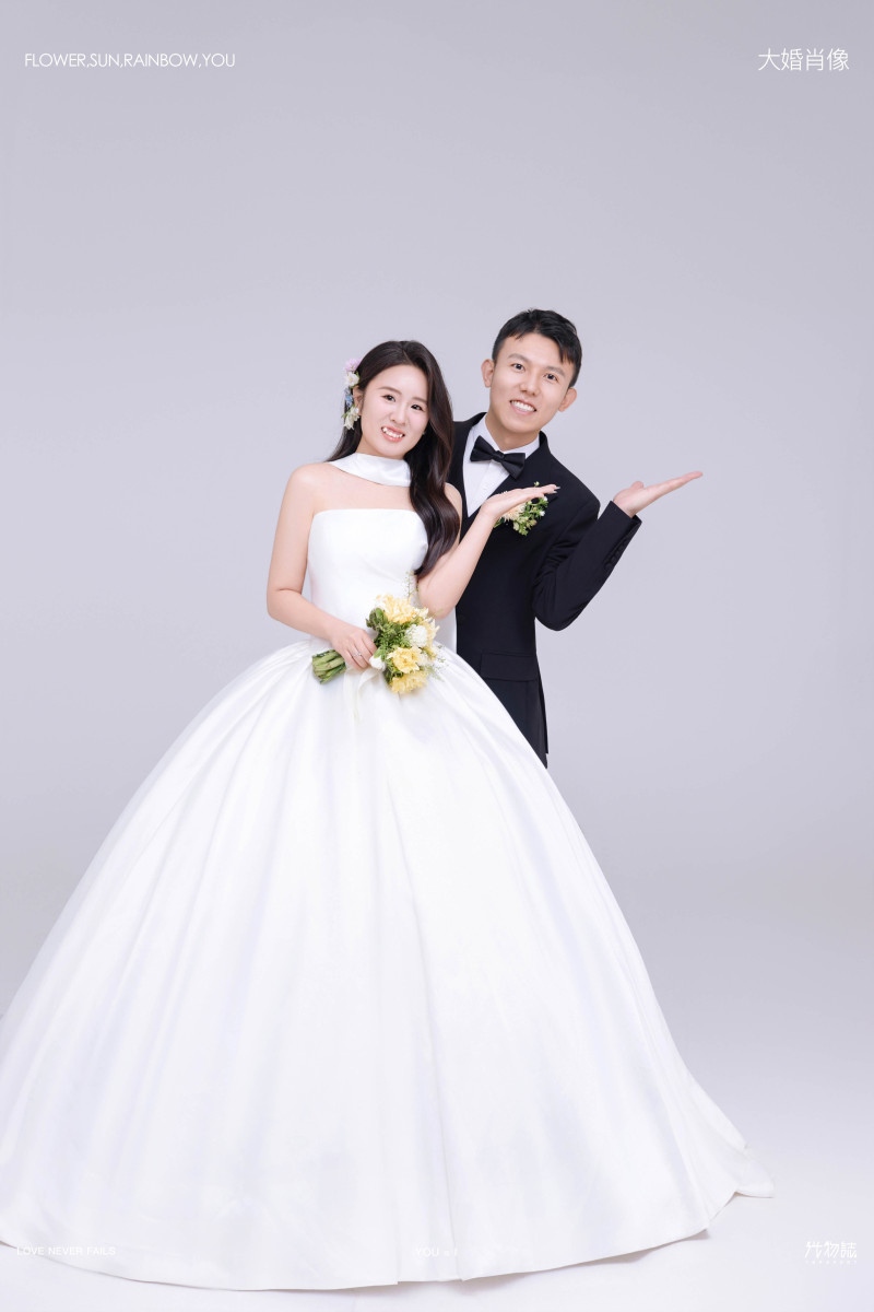 张先生赵女士极简棚拍婚纱照、极简棚拍、毛磊、谁说拍照不能freestyle，创作灵感像吃了炫迈停不下来、婚纱照