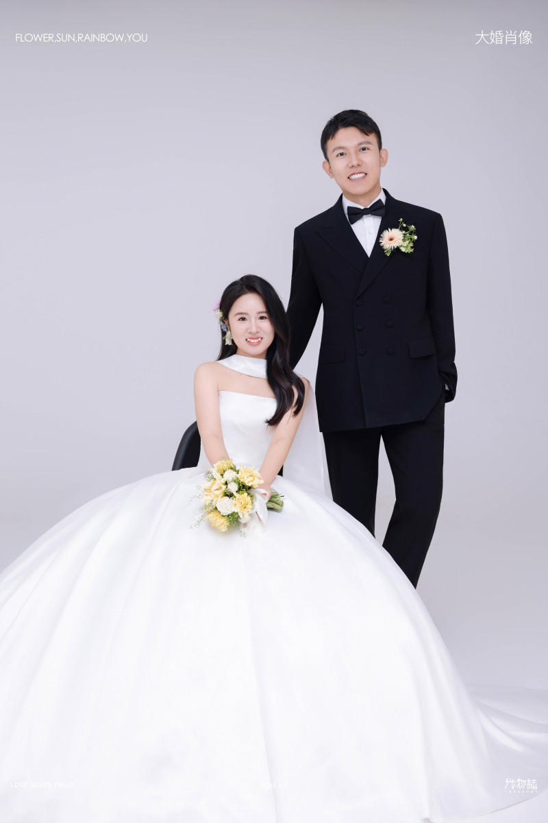 张先生赵女士极简棚拍婚纱照、极简棚拍、毛磊、谁说拍照不能freestyle，创作灵感像吃了炫迈停不下来、婚纱照