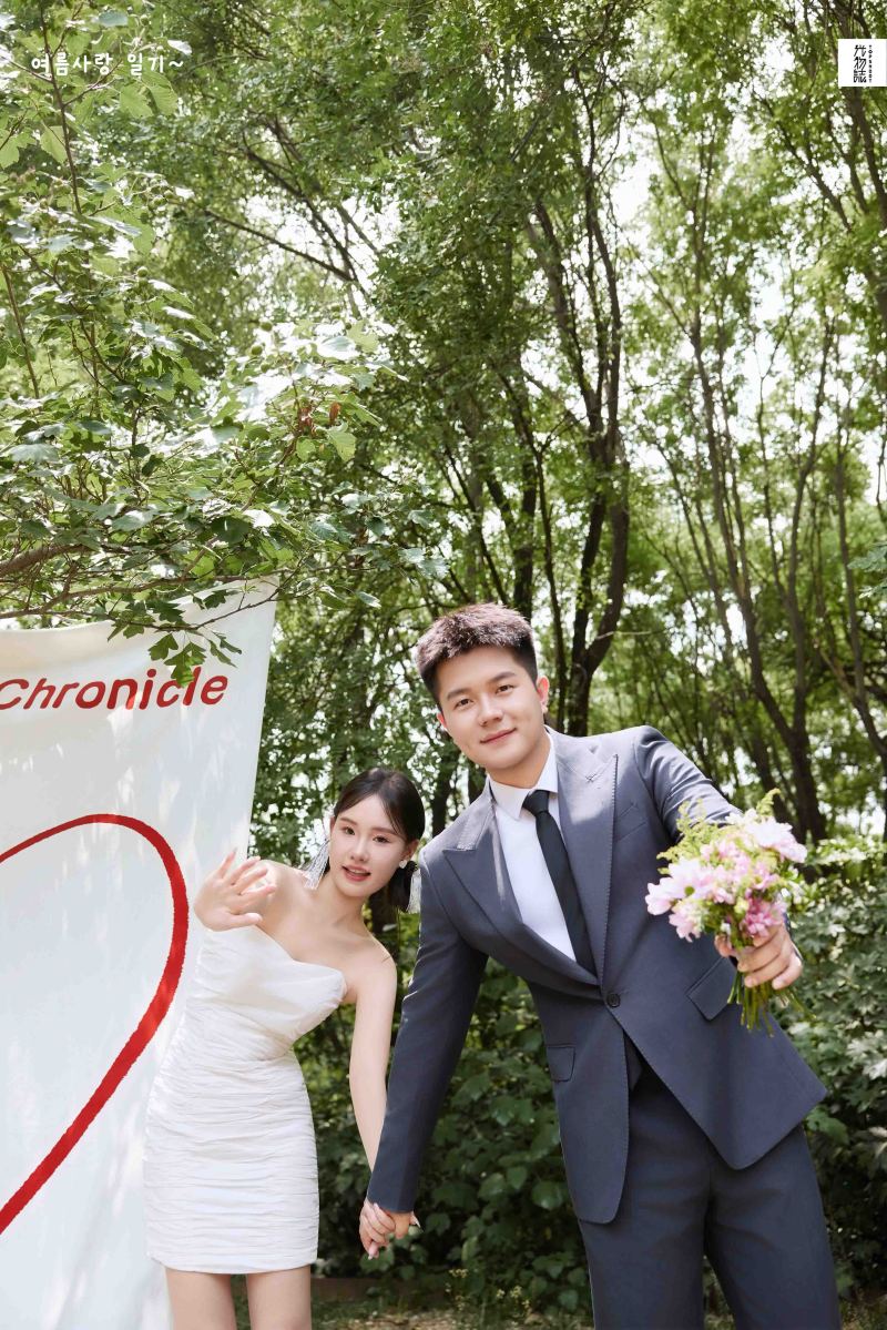 宝藏情侣~张先生贺女士氛围森系婚纱照、氛围森系、白玛、怀疑是不是修导演系，拍照像电影一样的构图和质感、婚纱照