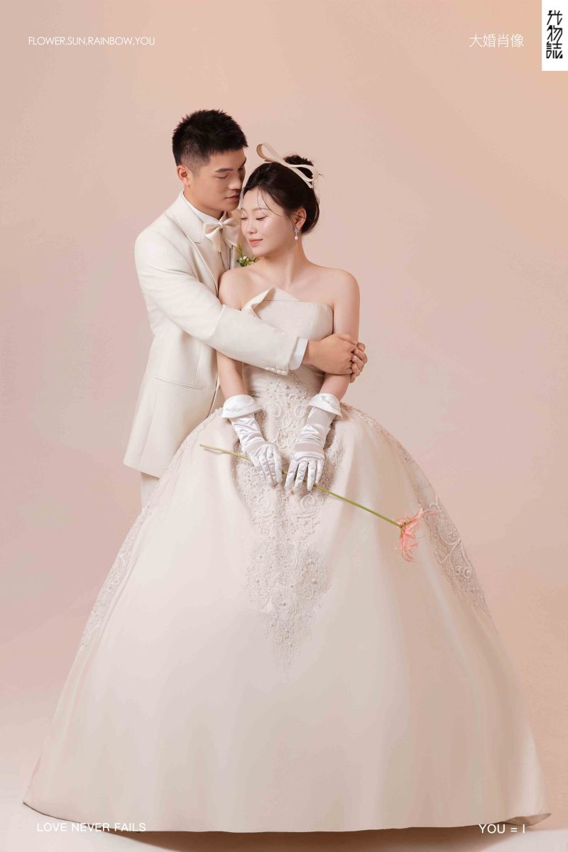 新鲜出炉:)秦安安先生尚哈哈女士极简棚拍婚纱照、极简棚拍、韩松、行走的放大镜，现场细节，姿态指导的掌控者、婚纱照