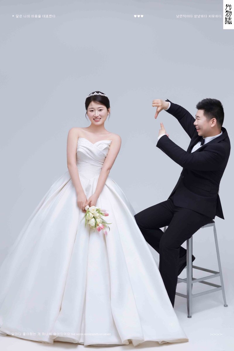 幸福感爆棚曹逸群先生刘丽静女士极简棚拍婚纱照、极简棚拍、韩松、行走的放大镜，现场细节，姿态指导的掌控者、婚纱照