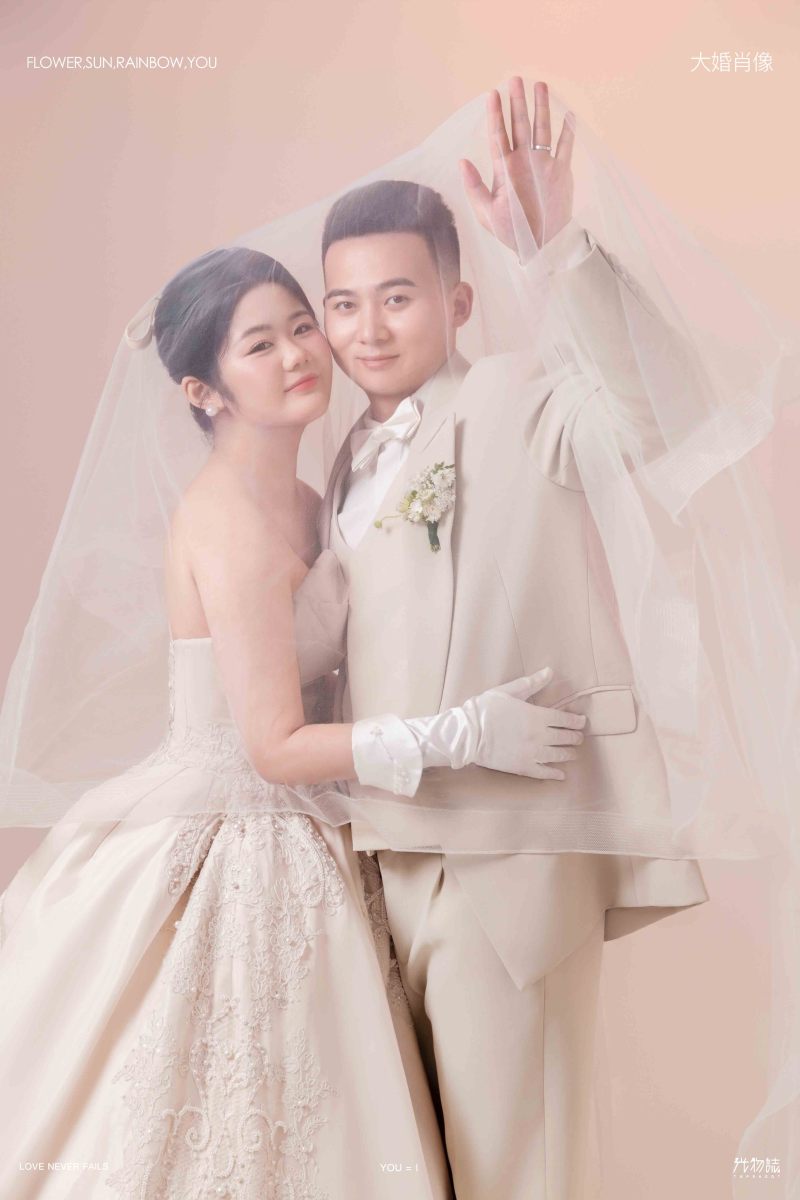 王嘉伟先生田婉婷女士极简棚拍婚纱照、极简棚拍、韩松、行走的放大镜，现场细节，姿态指导的掌控者、婚纱照