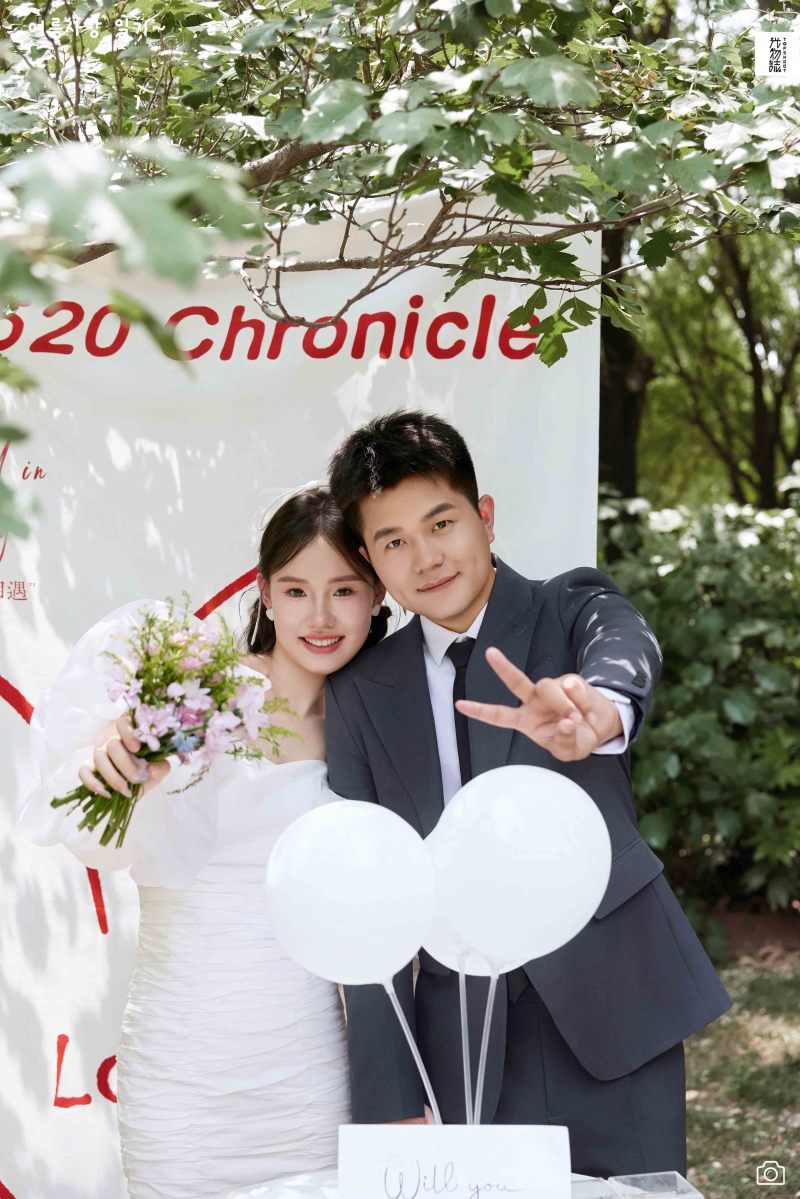 宝藏情侣~张先生贺女士氛围森系婚纱照、氛围森系、白玛、怀疑是不是修导演系，拍照像电影一样的构图和质感、婚纱照