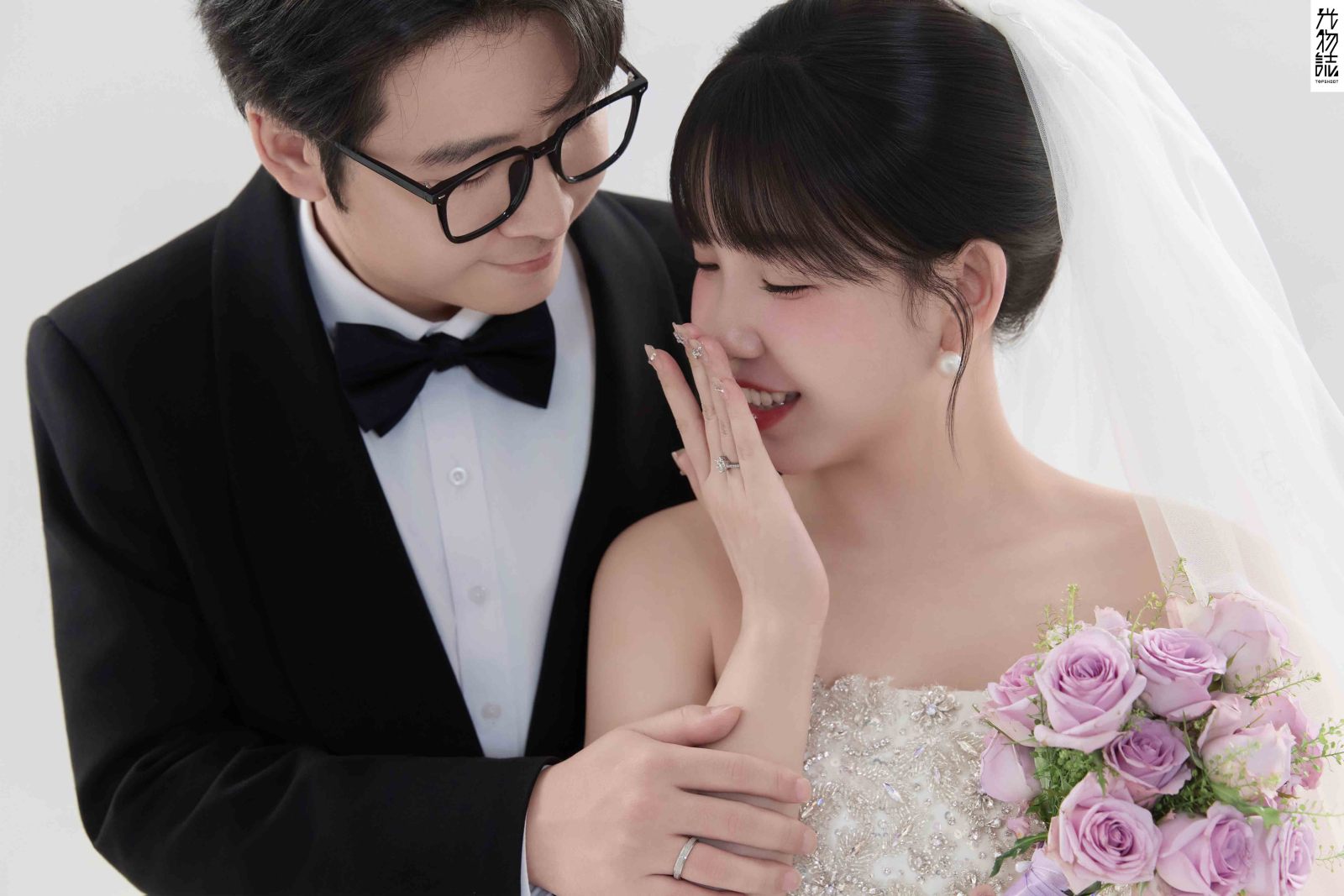 今日婚纱OOTD.赵韬先生于文静女士极简棚拍婚纱照、极简棚拍、韩松、行走的放大镜，现场细节，姿态指导的掌控者、婚纱照