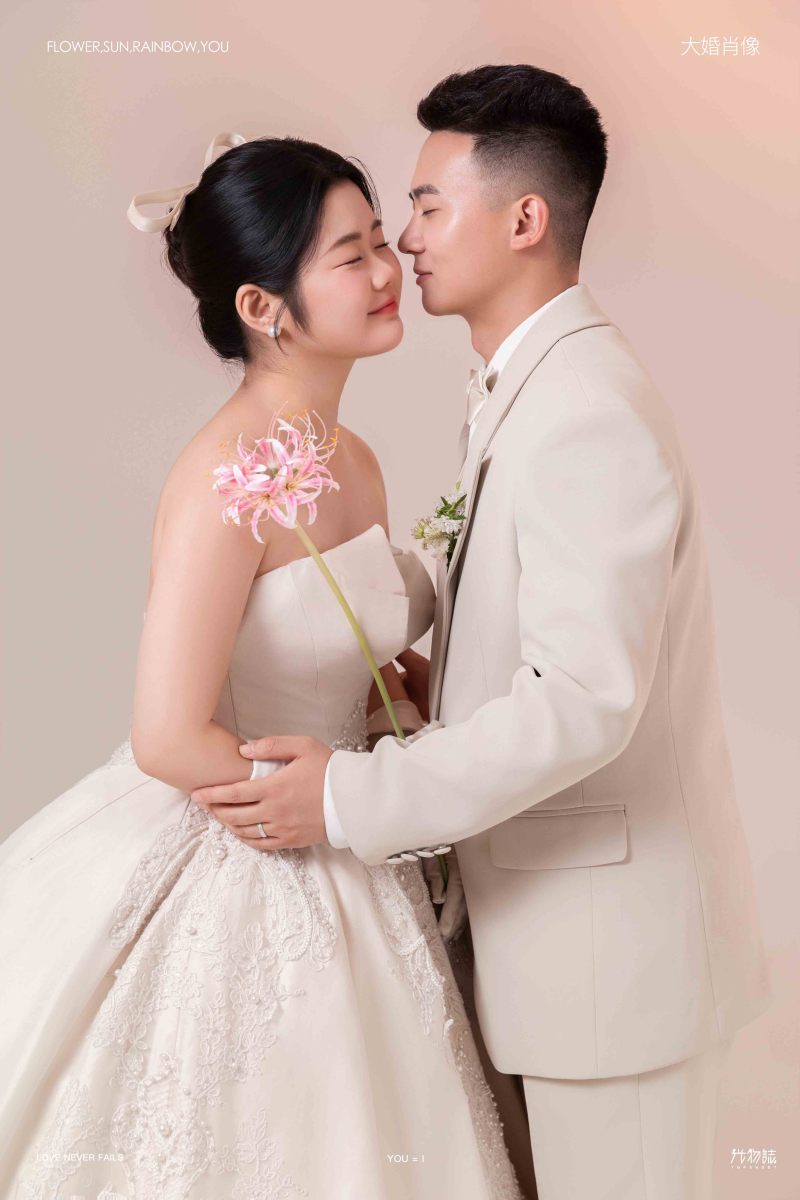 王嘉伟先生田婉婷女士极简棚拍婚纱照、极简棚拍、韩松、行走的放大镜，现场细节，姿态指导的掌控者、婚纱照