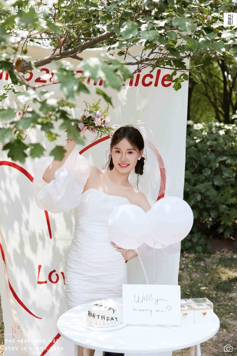 宝藏情侣~张先生贺女士氛围森系婚纱照、氛围森系、白玛、怀疑是不是修导演系，拍照像电影一样的构图和质感、婚纱照