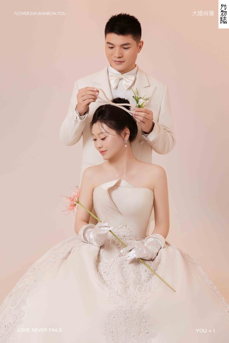 新鲜出炉:)秦安安先生尚哈哈女士极简棚拍婚纱照、极简棚拍、韩松、行走的放大镜，现场细节，姿态指导的掌控者、婚纱照