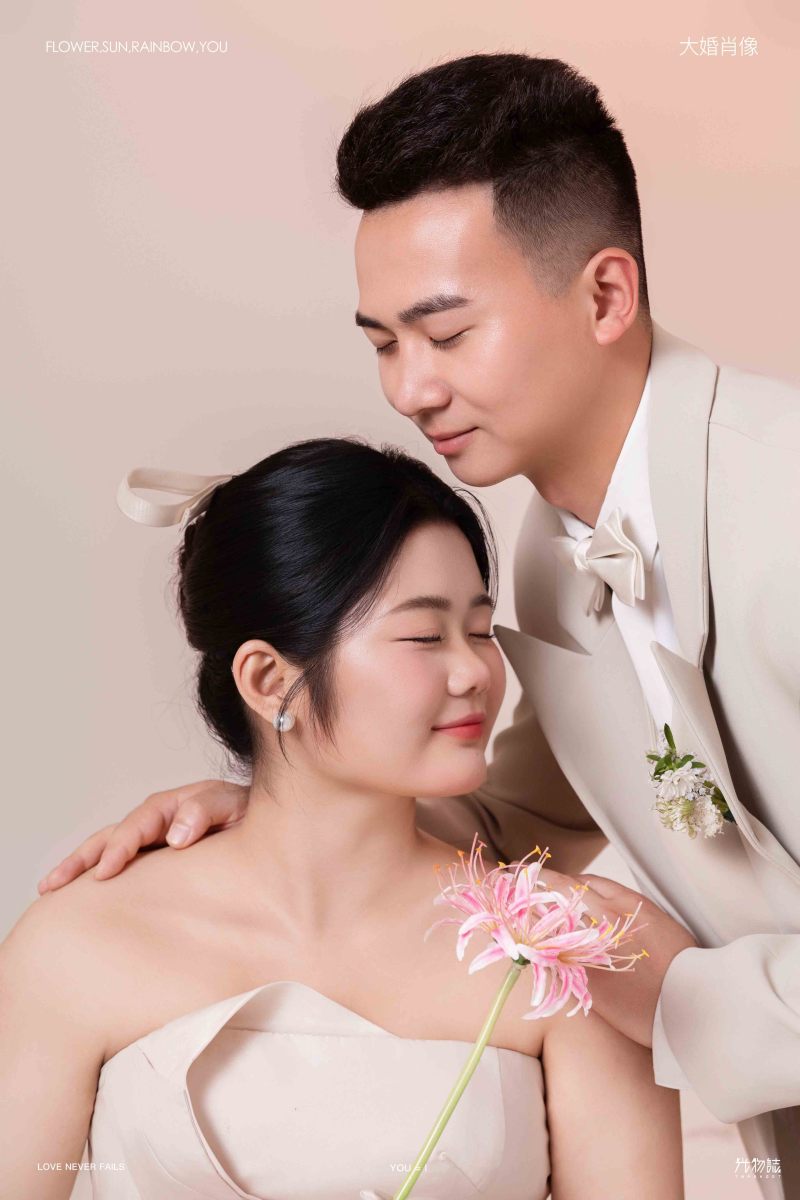 王嘉伟先生田婉婷女士极简棚拍婚纱照、极简棚拍、韩松、行走的放大镜，现场细节，姿态指导的掌控者、婚纱照