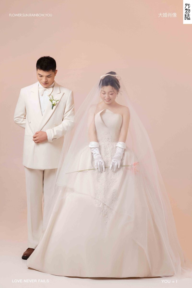 新鲜出炉:)秦安安先生尚哈哈女士极简棚拍婚纱照、极简棚拍、韩松、行走的放大镜，现场细节，姿态指导的掌控者、婚纱照