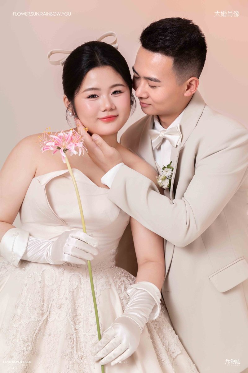 王嘉伟先生田婉婷女士极简棚拍婚纱照、极简棚拍、韩松、行走的放大镜，现场细节，姿态指导的掌控者、婚纱照