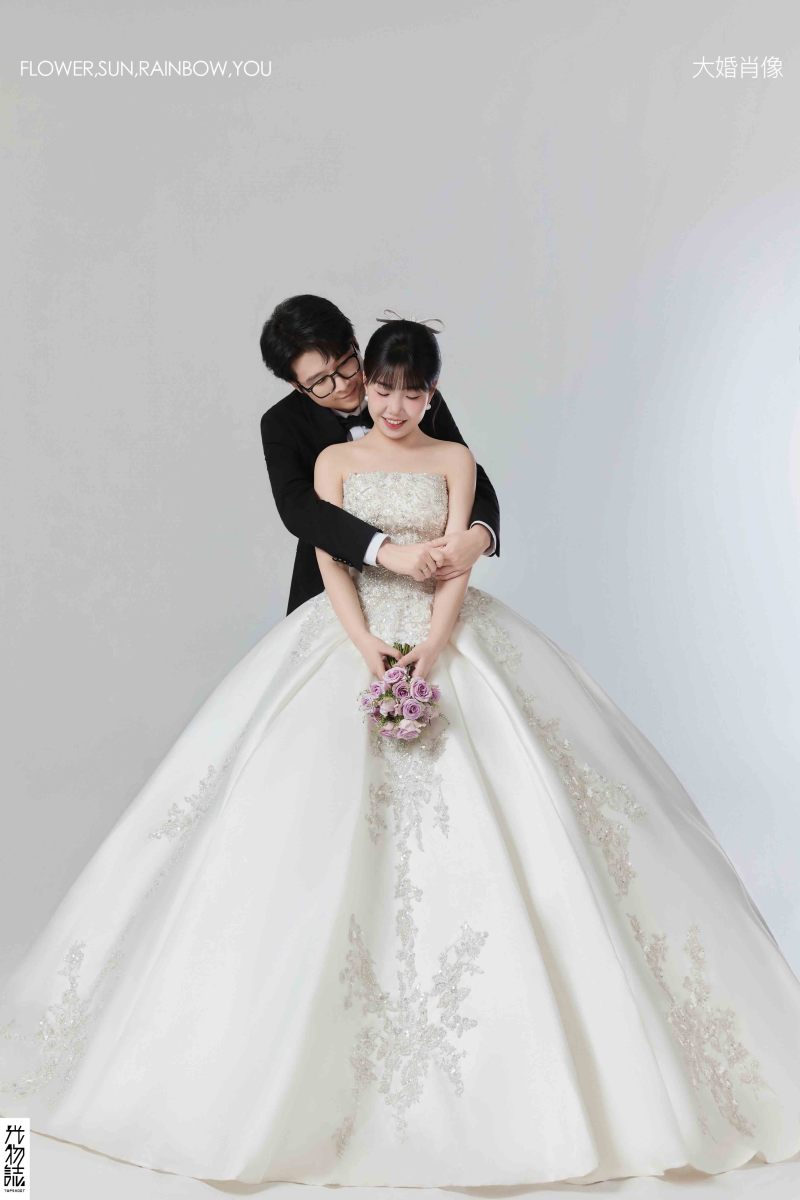 今日婚纱OOTD.赵韬先生于文静女士极简棚拍婚纱照、极简棚拍、韩松、行走的放大镜，现场细节，姿态指导的掌控者、婚纱照