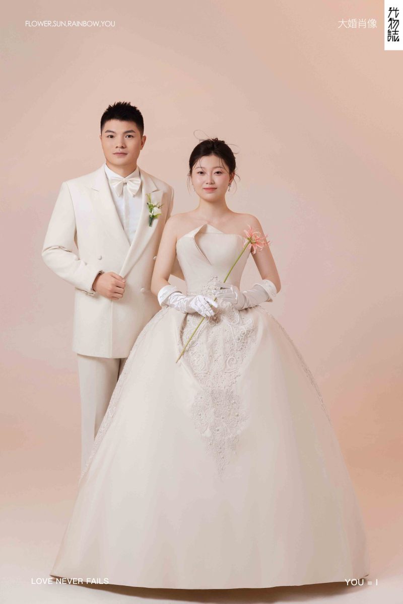 新鲜出炉:)秦安安先生尚哈哈女士极简棚拍婚纱照、极简棚拍、韩松、行走的放大镜，现场细节，姿态指导的掌控者、婚纱照