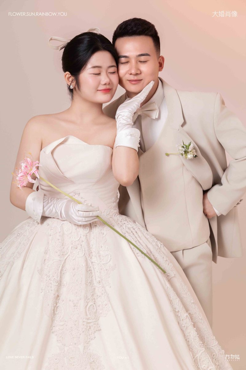 王嘉伟先生田婉婷女士极简棚拍婚纱照、极简棚拍、韩松、行走的放大镜，现场细节，姿态指导的掌控者、婚纱照