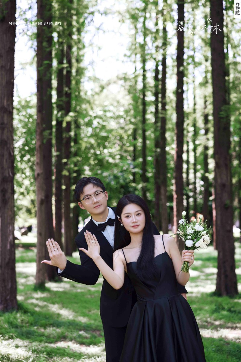 恋爱日记*郝先生黄女士氛围森系婚纱照、氛围森系、白玛、怀疑是不是修导演系，拍照像电影一样的构图和质感、婚纱照