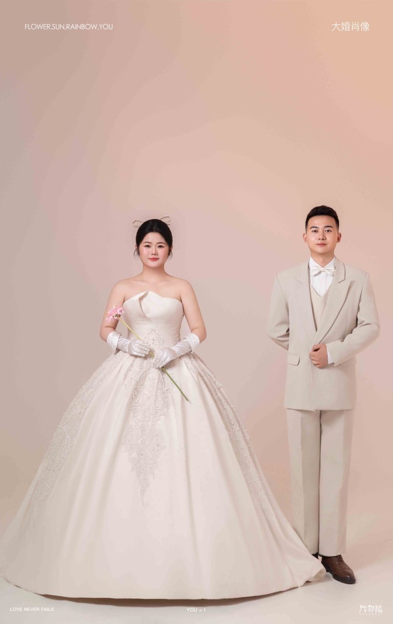 王嘉伟先生田婉婷女士极简棚拍婚纱照、极简棚拍、韩松、行走的放大镜，现场细节，姿态指导的掌控者、婚纱照