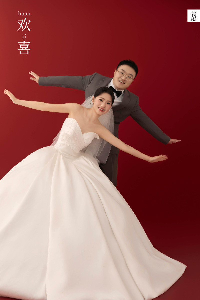 陈先生李女士极简棚拍婚纱照、极简棚拍、毛磊、谁说拍照不能freestyle，创作灵感像吃了炫迈停不下来、婚纱照