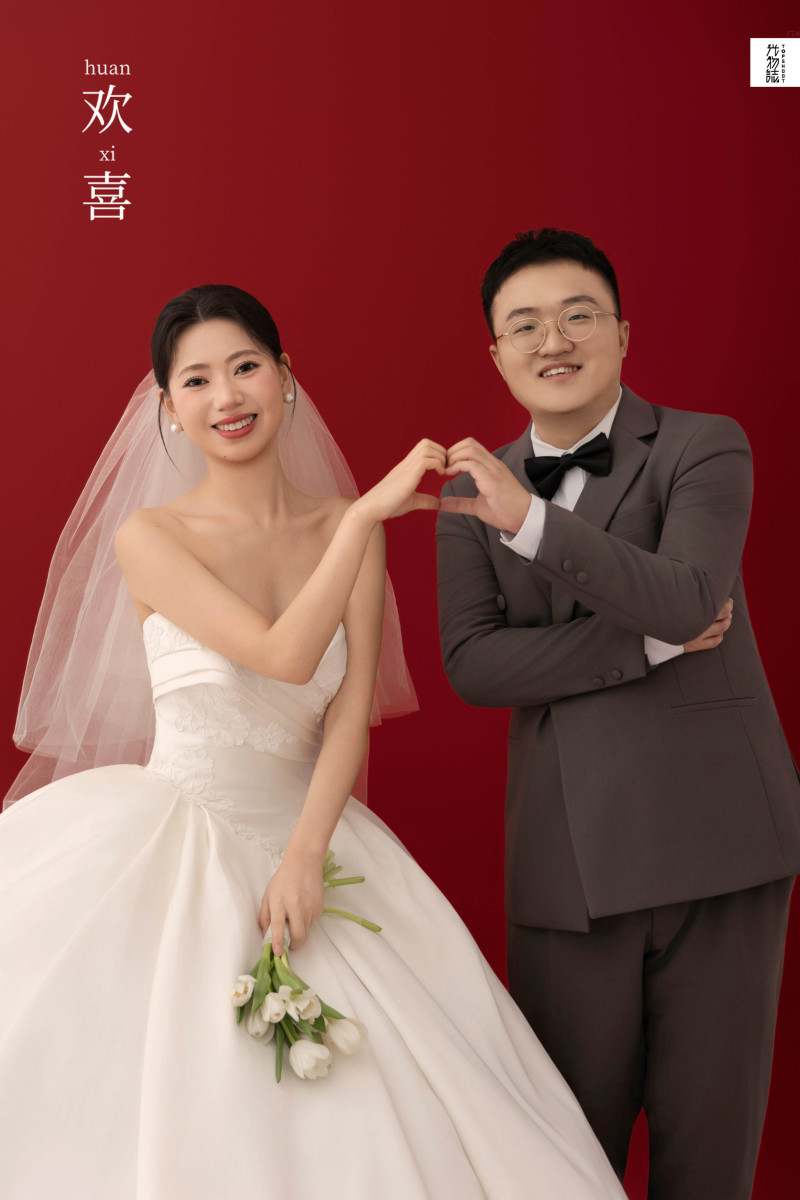 陈先生李女士极简棚拍婚纱照、极简棚拍、毛磊、谁说拍照不能freestyle，创作灵感像吃了炫迈停不下来、婚纱照