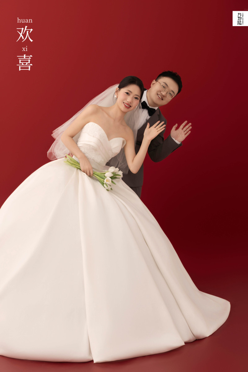 陈先生李女士极简棚拍婚纱照、极简棚拍、毛磊、谁说拍照不能freestyle，创作灵感像吃了炫迈停不下来、婚纱照