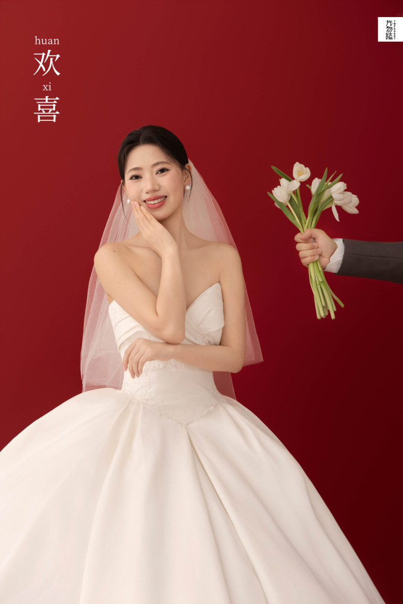 陈先生李女士极简棚拍婚纱照、极简棚拍、毛磊、谁说拍照不能freestyle，创作灵感像吃了炫迈停不下来、婚纱照