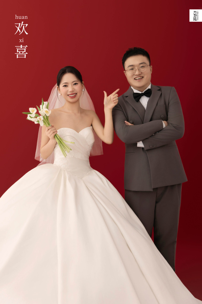 陈先生李女士极简棚拍婚纱照、极简棚拍、毛磊、谁说拍照不能freestyle，创作灵感像吃了炫迈停不下来、婚纱照