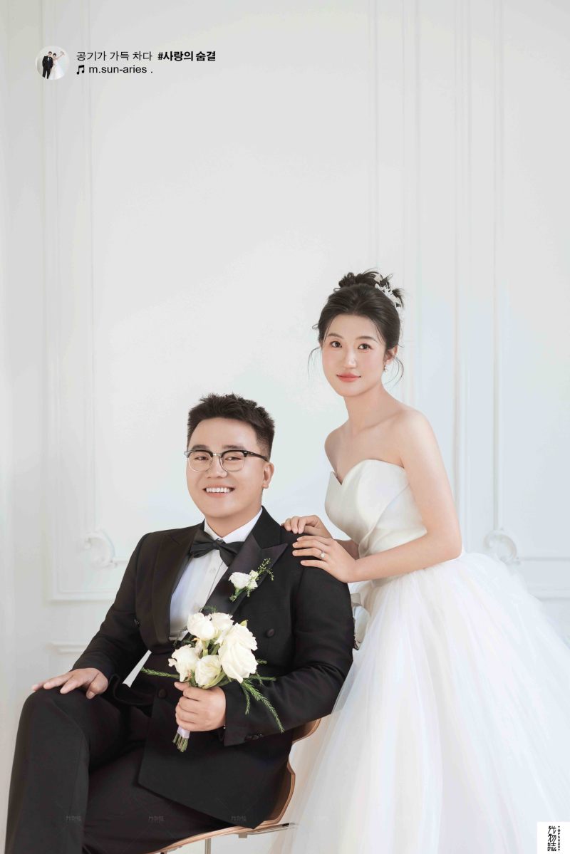 今日婚纱OOTD.余先生陈女士极简棚拍婚纱照、极简棚拍、徐才皓、好像在听单口相声，开心到直不起腰，幸福感MAX、婚纱照