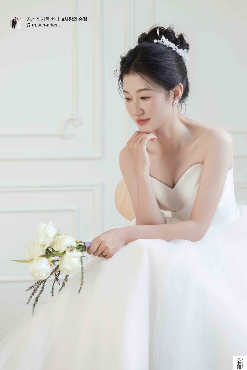 今日婚纱OOTD.余先生陈女士极简棚拍婚纱照、极简棚拍、徐才皓、好像在听单口相声，开心到直不起腰，幸福感MAX、婚纱照