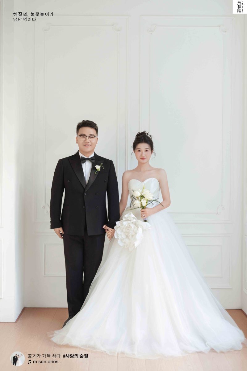 今日婚纱OOTD.余先生陈女士极简棚拍婚纱照、极简棚拍、徐才皓、好像在听单口相声，开心到直不起腰，幸福感MAX、婚纱照