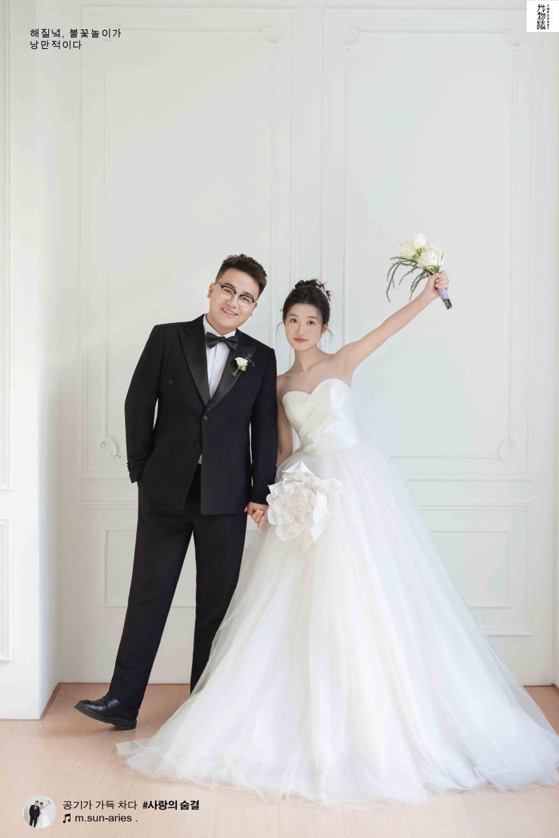 今日婚纱OOTD.余先生陈女士极简棚拍婚纱照、极简棚拍、徐才皓、好像在听单口相声，开心到直不起腰，幸福感MAX、婚纱照