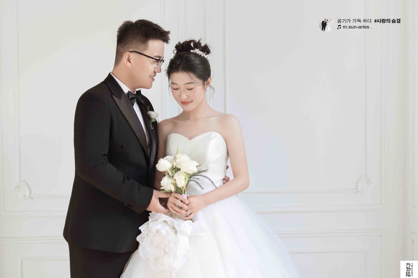 今日婚纱OOTD.余先生陈女士极简棚拍婚纱照、极简棚拍、徐才皓、好像在听单口相声，开心到直不起腰，幸福感MAX、婚纱照