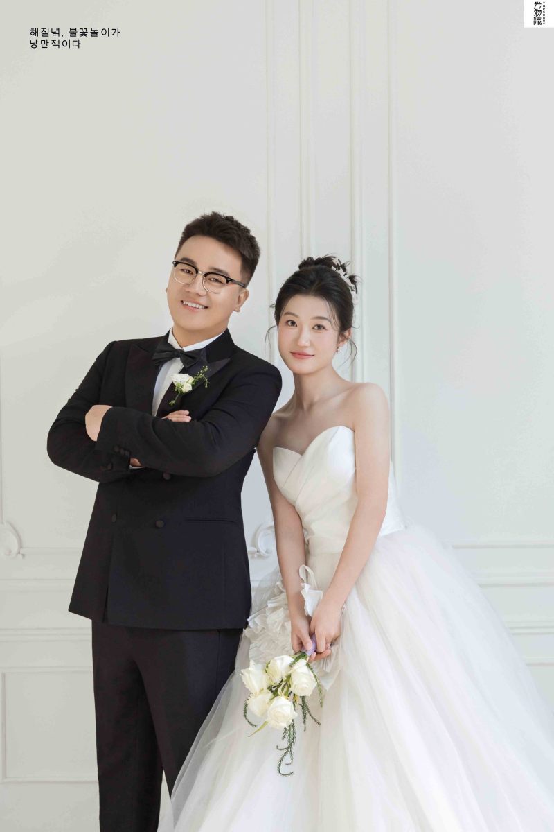 今日婚纱OOTD.余先生陈女士极简棚拍婚纱照、极简棚拍、徐才皓、好像在听单口相声，开心到直不起腰，幸福感MAX、婚纱照