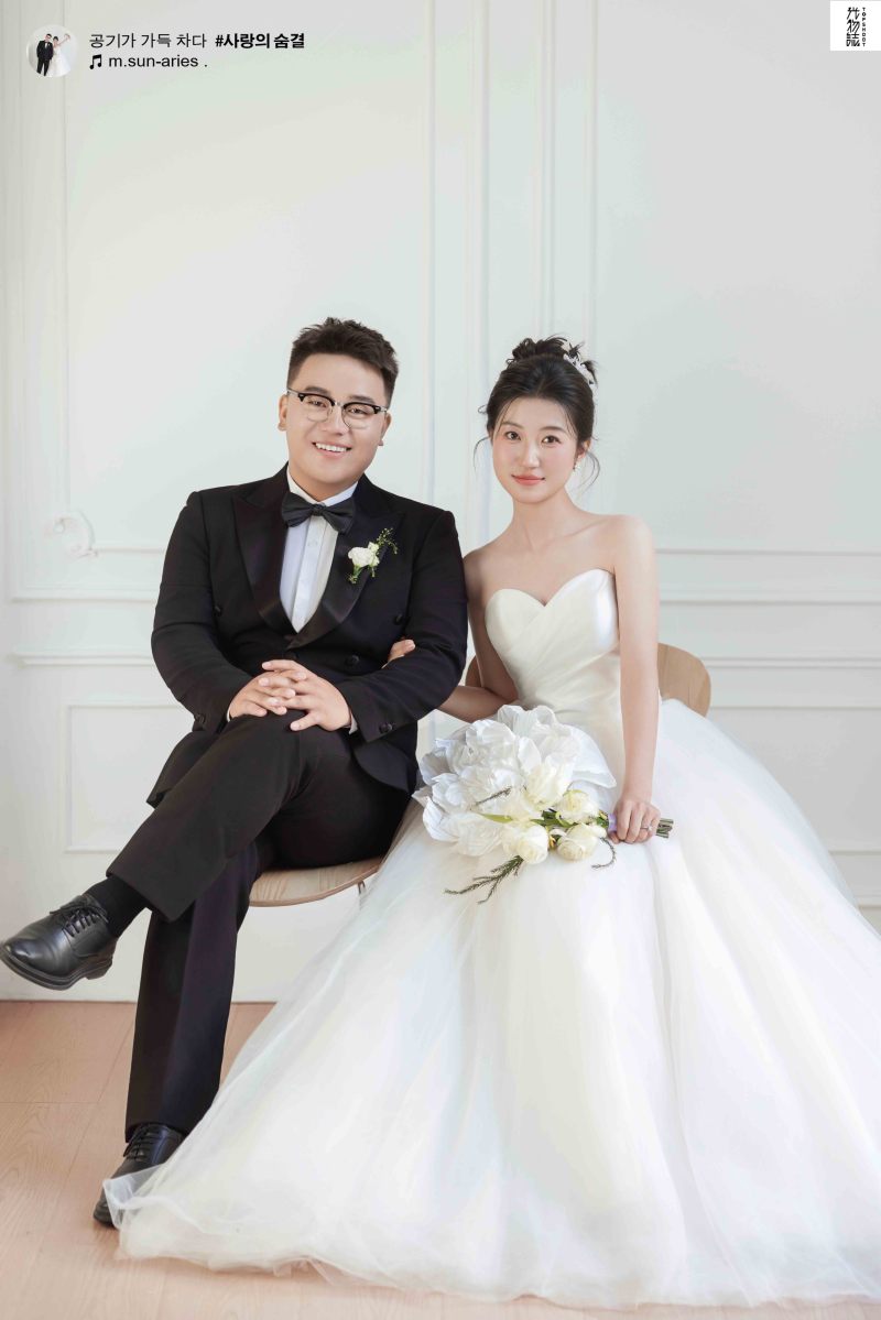 今日婚纱OOTD.余先生陈女士极简棚拍婚纱照、极简棚拍、徐才皓、好像在听单口相声，开心到直不起腰，幸福感MAX、婚纱照